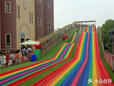 Dugini tobogani pojavljuju se kao novi napredak u kulturnom turizmu, vizualna...